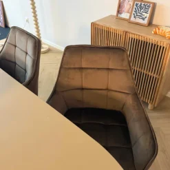 Xenos Eetkamerstoel velvet met armleuning - bruin - 87x56.5x43 cm- Eetkamerstoelen