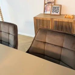 Xenos Eetkamerstoel velvet met armleuning - bruin - 87x56.5x43 cm- Eetkamerstoelen