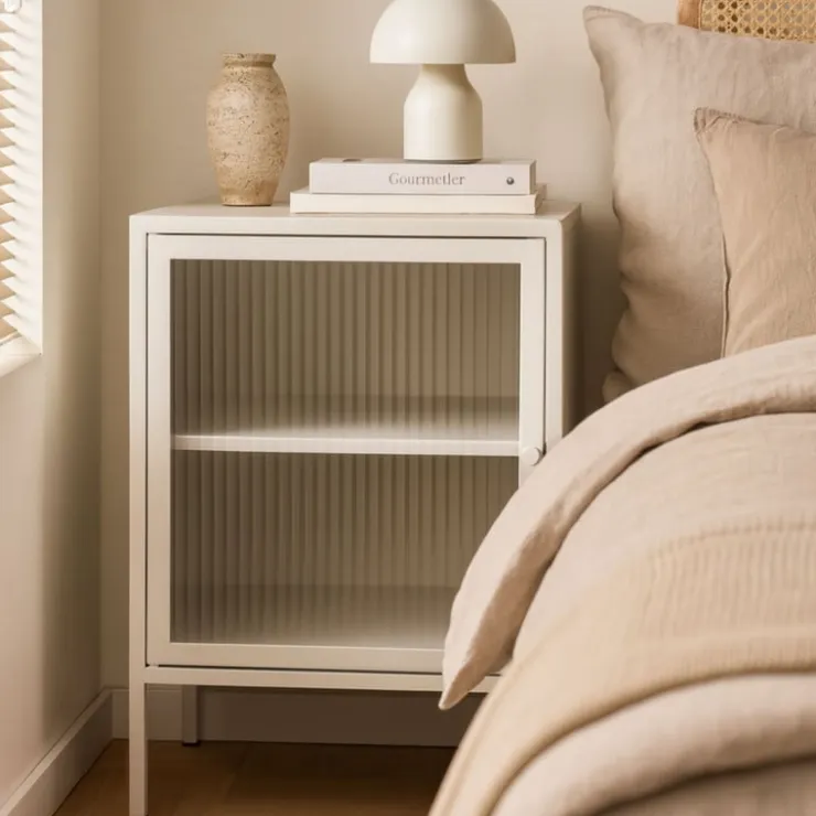 Xenos Nachtkastje Luca met geribbeld glazen deurtje - offwhite - 55.5x40x32 cm- Nachtkastjes