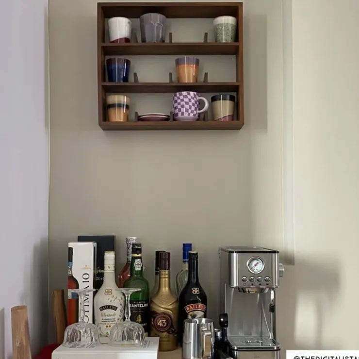 Xenos Wandkastje voor 12 mokken - bruin - 45x38x9 cm- Kerstcadeaus|Vakkenkasten