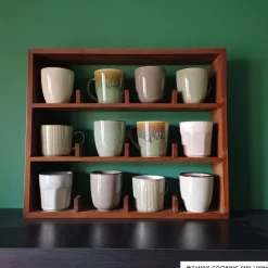 Xenos Wandkastje voor 12 mokken - bruin - 45x38x9 cm- Kerstcadeaus|Vakkenkasten